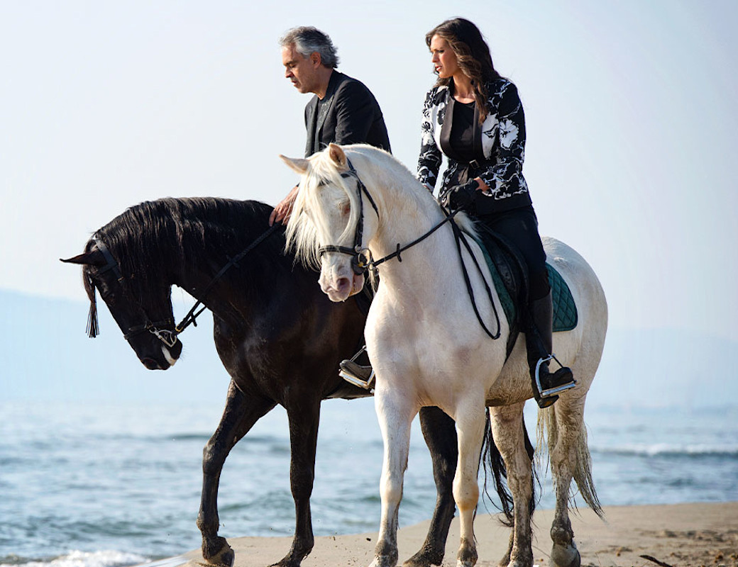 Andrea and Veronica Bocelli on horseback on the beaches of Versilia (ph. Luca Rossetti)