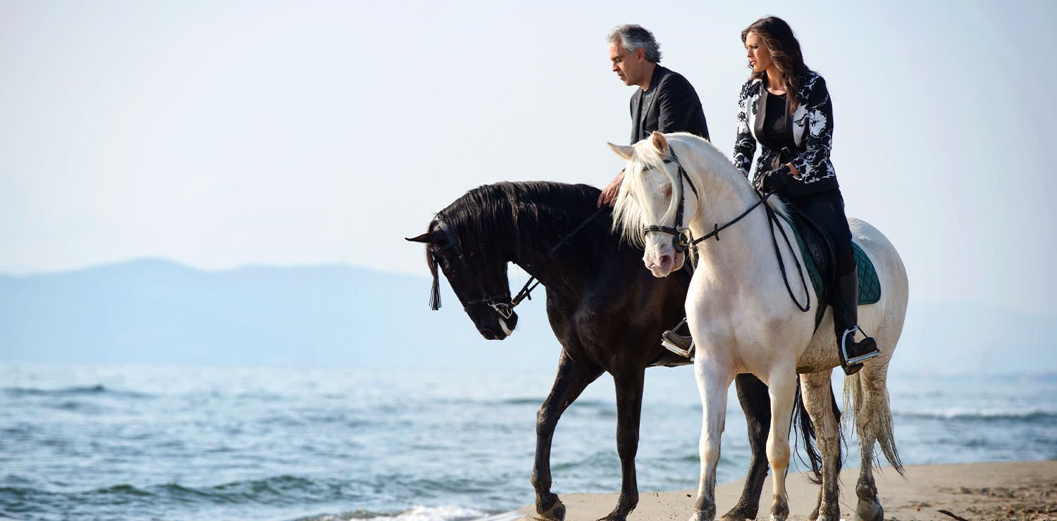 Andrea e Veronica Bocelli a cavallo sulle spiagge della Versilia (ph. Luca Rossetti)