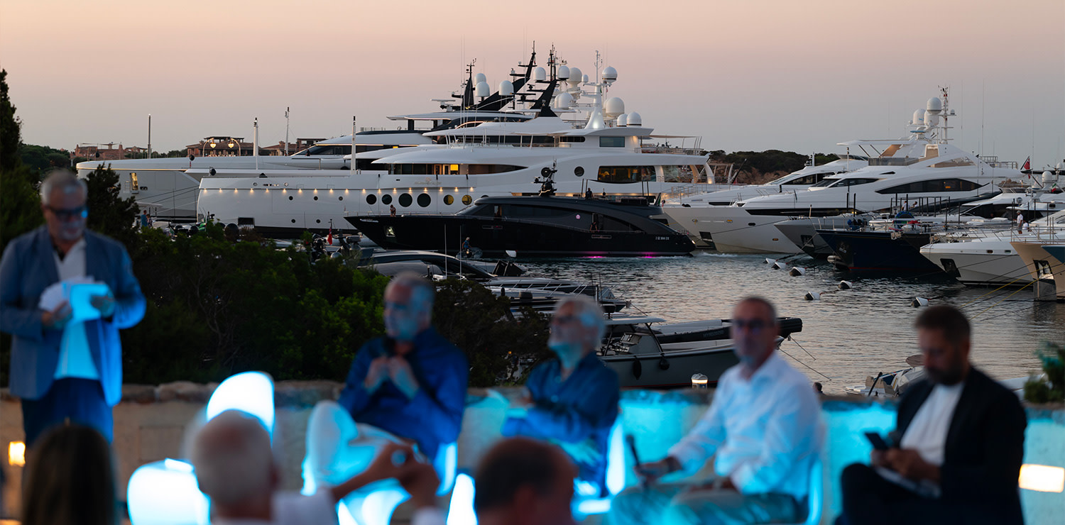 Presentazione del libro 'Costa Smeralda® Il sogno del principe Aga Khan attraverso il racconto di chi lo ha vissuto e ne custodisce l’eredità' in piazzetta a Porto Cervo (ph. Emanuele Perrone)