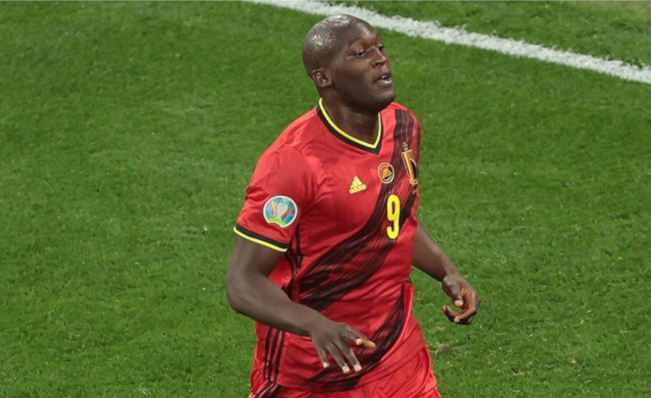 Romelu Lukaku acclamato all’aeroporto Costa Smeralda