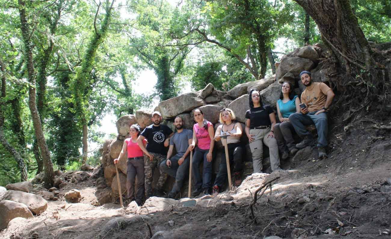 Gli scavi portano alla luce una preziosa collana di epoca nuragica