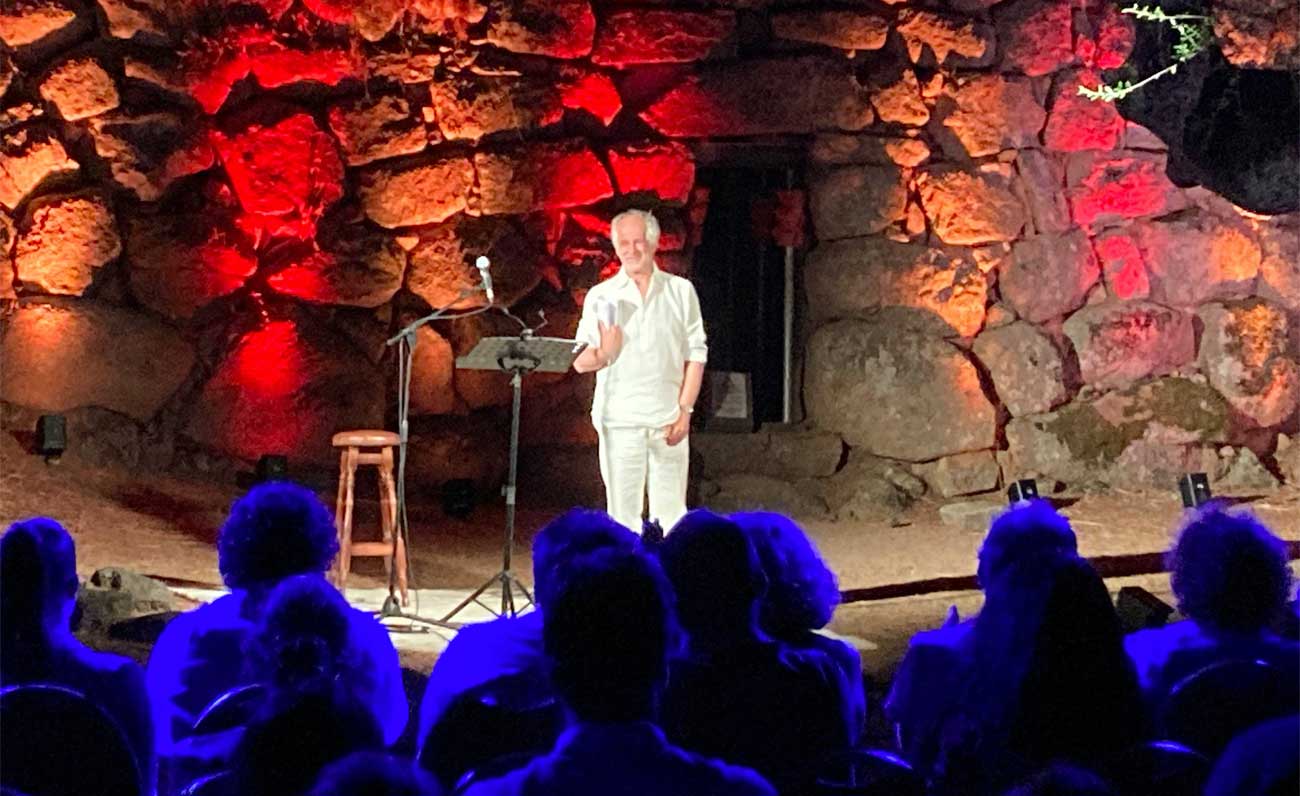 Servillo e la magia di Grazia Deledda nel contesto fiabesco del Nuraghe Albucciu