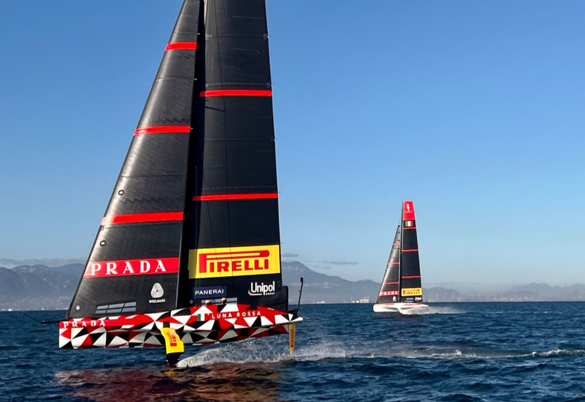 Spettacolo a Cagliari con gli allenamenti a due di Luna Rossa