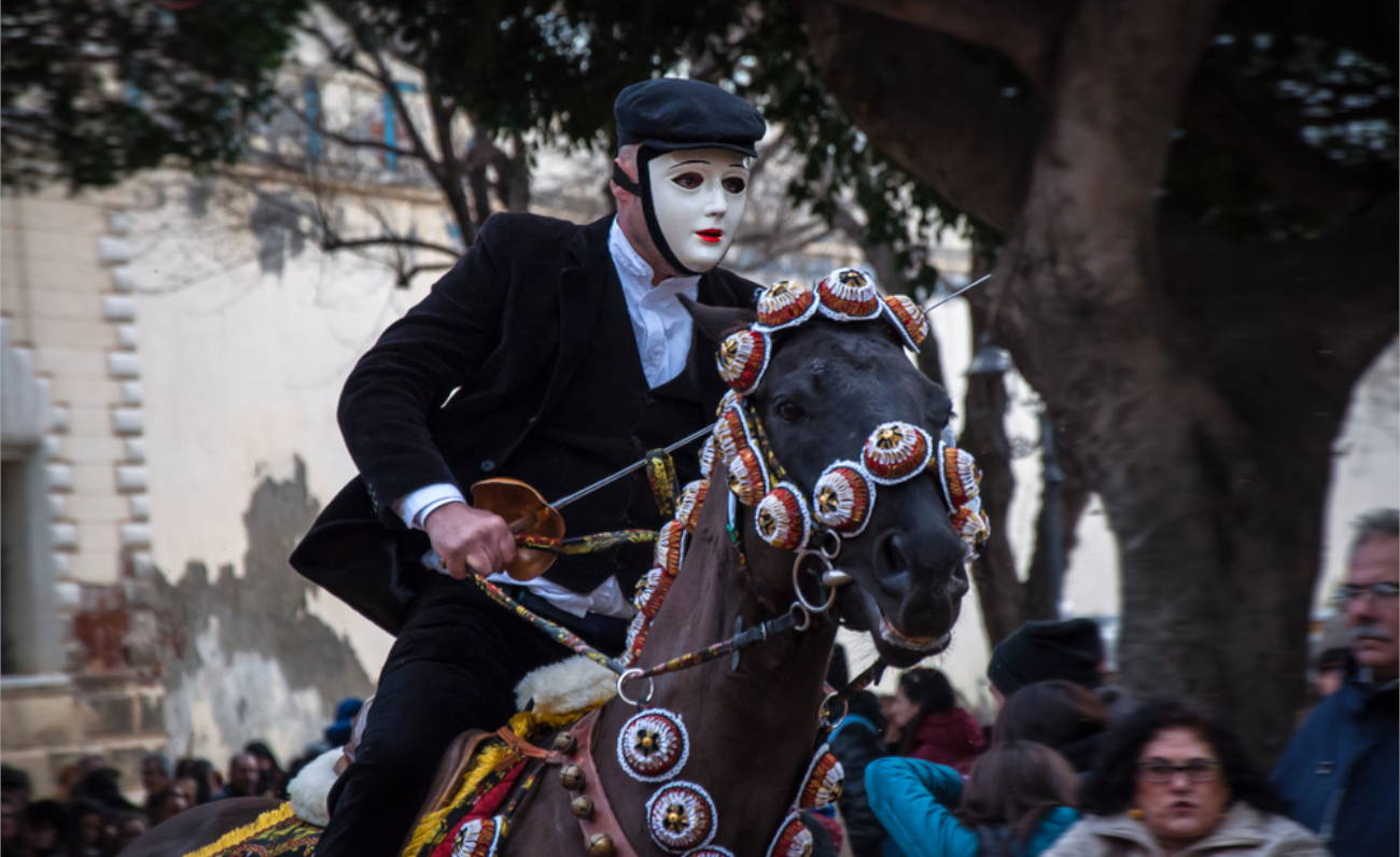 Sartiglia batte la pioggia; il primo giorno è un successo