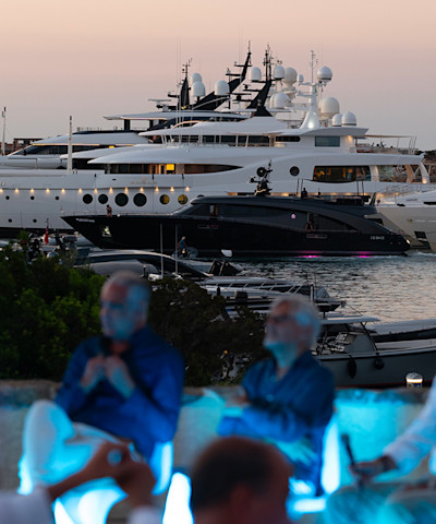 Presentazione del libro 'Costa Smeralda® Il sogno del principe Aga Khan attraverso il racconto di chi lo ha vissuto e ne custodisce l’eredità' in piazzetta a Porto Cervo (ph. Emanuele Perrone)