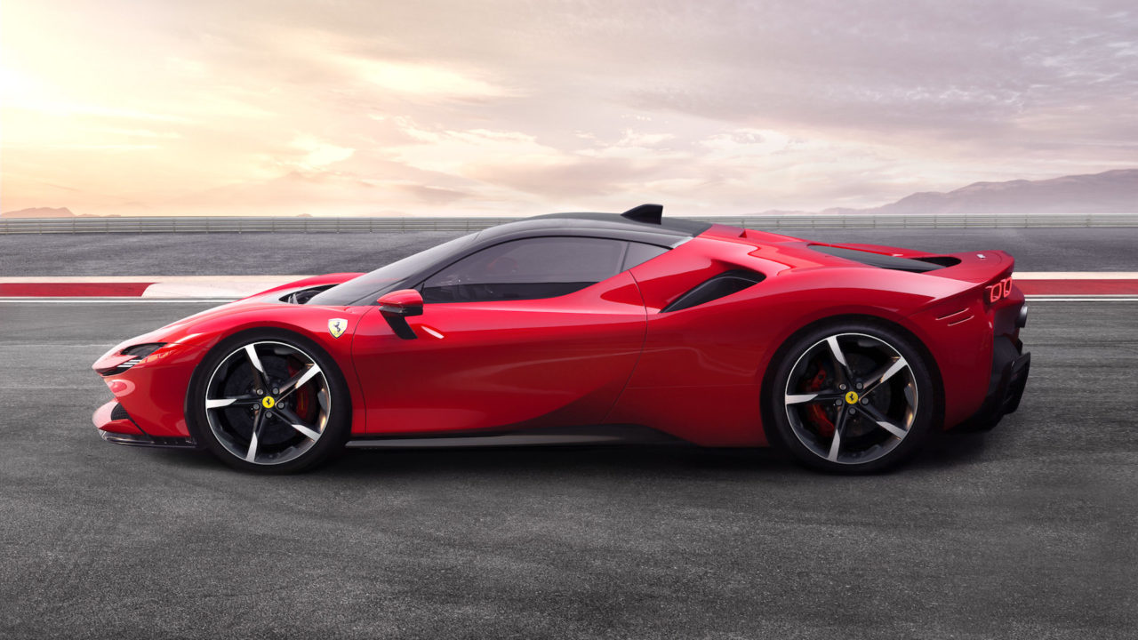 Ferrari_SF90_Stradale_ibrida_plugin_velocita_supercar_Fiorano_Maranello_prestazioni_record_foto_video_02-1